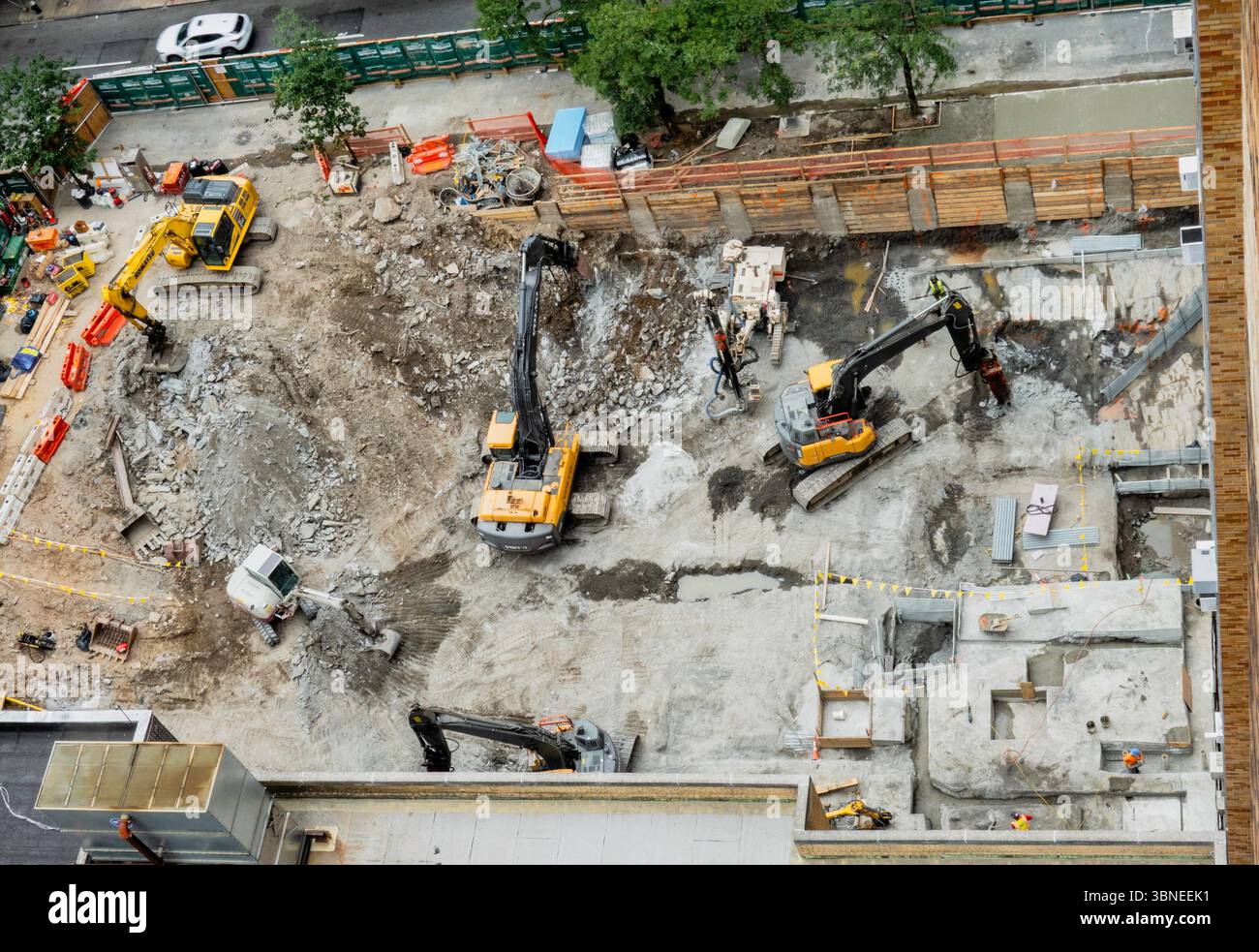 Arbeiter, die Ausgrabungen durchführen und die Fundamentvorbereitung auf der E. 35th St. in Murray Hill Neighborhood, 2025, New York City, USA Stockfoto