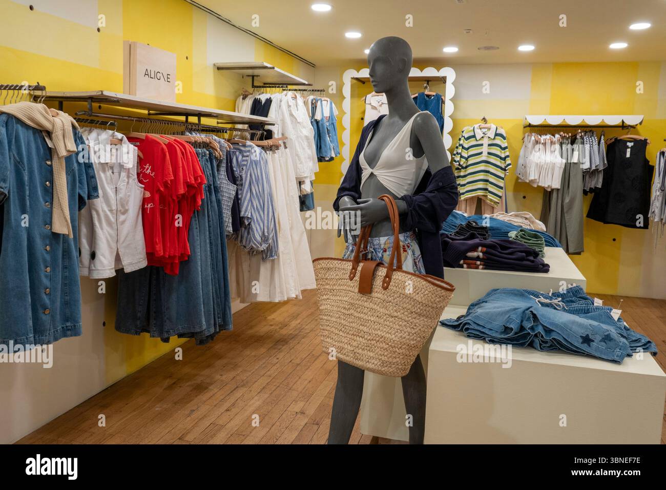 Anthropologie ist eine US-amerikanische Einzelhandelskette, die Boho-schicke Damenmode, Schuhe, Accessoires und Wohnaccessoires in New York City, USA, verkauft Stockfoto