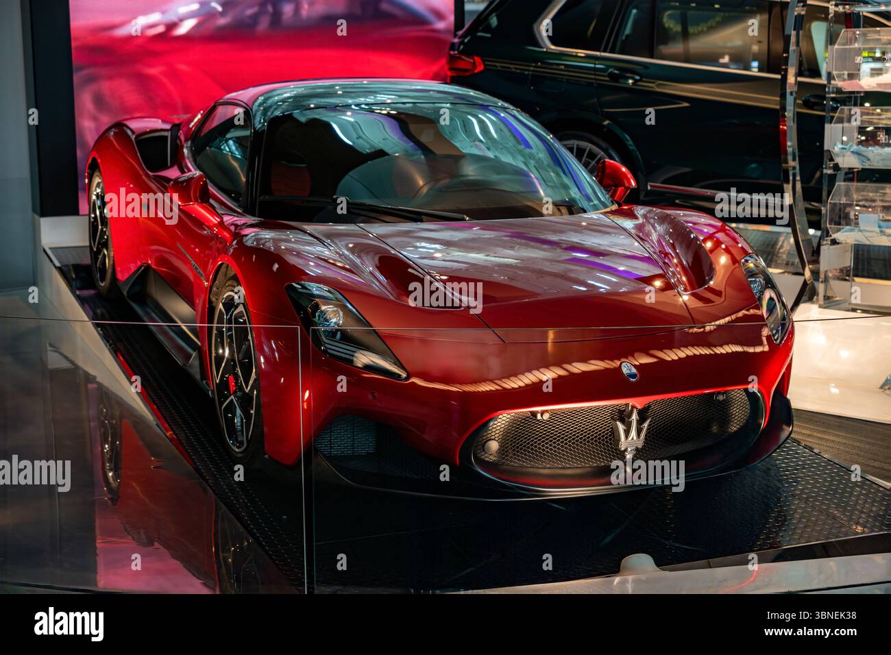 6. Februar 2025, Katar Doha. Ein teurer Luxus-Sportwagen von McLaren im Showroom. Stockfoto