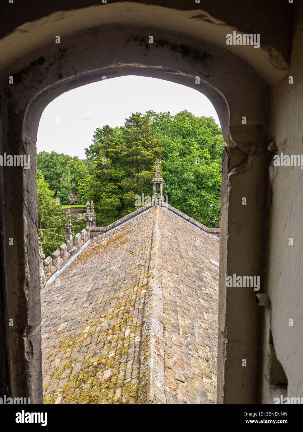 Blick auf das Steindach der Kirche von einem Fenster im Turm in St. James the Great Church in Gawsworth, Cheshire. Stockfoto