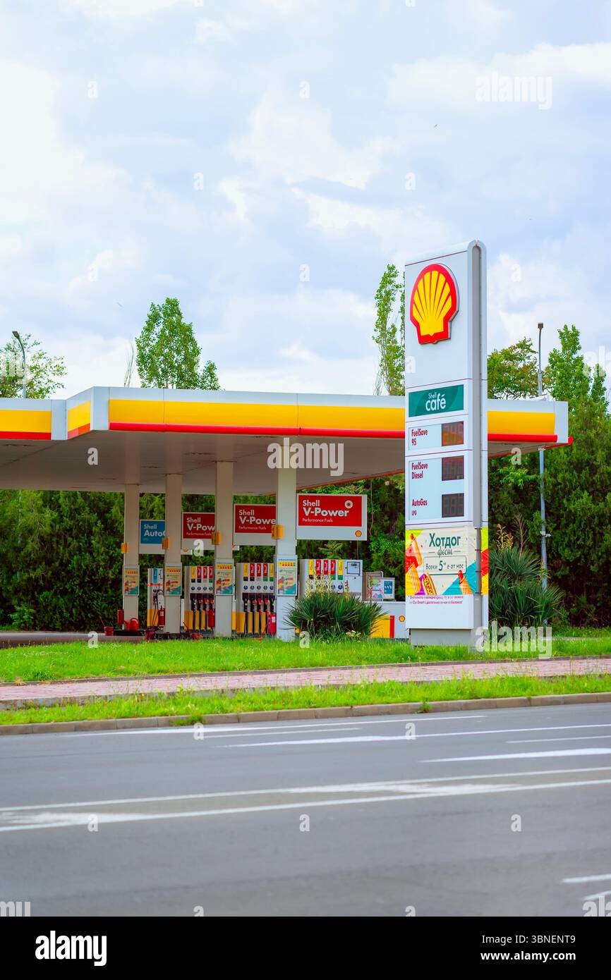 Shell Tankstelle mit farbenfrohen Branding und Kraftstoffpreisen auf dem Hauptpylon, Bulgarien. Weltweiter Gasbenzin-Distributor. Konzept von Stockfoto