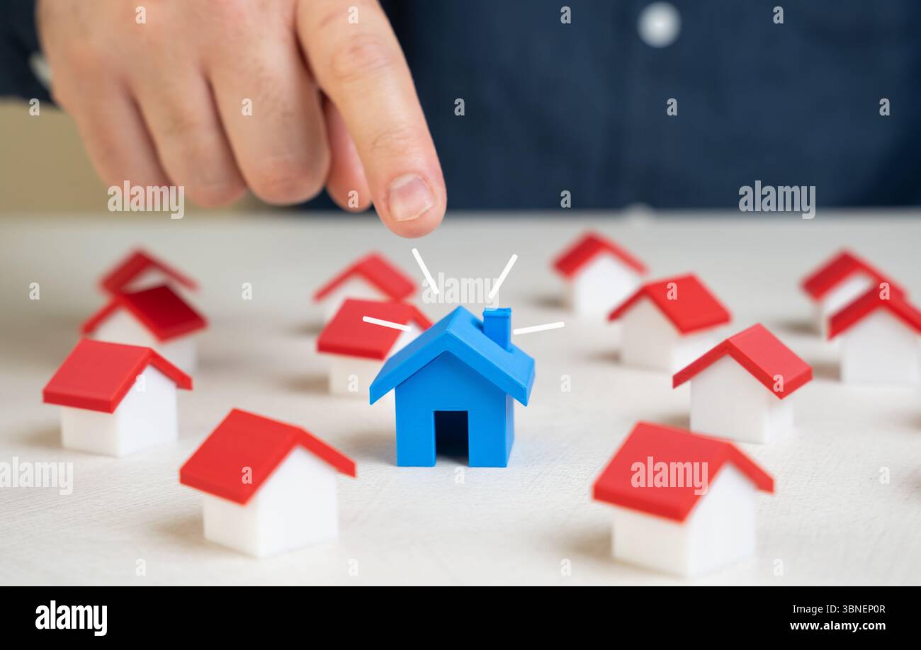 Ein Mann wählt ein Haus. Immobilienauswahl. Erschwinglichkeit, Lebensstil, Marktforschung, Hypothekenpotenzial. Stockfoto