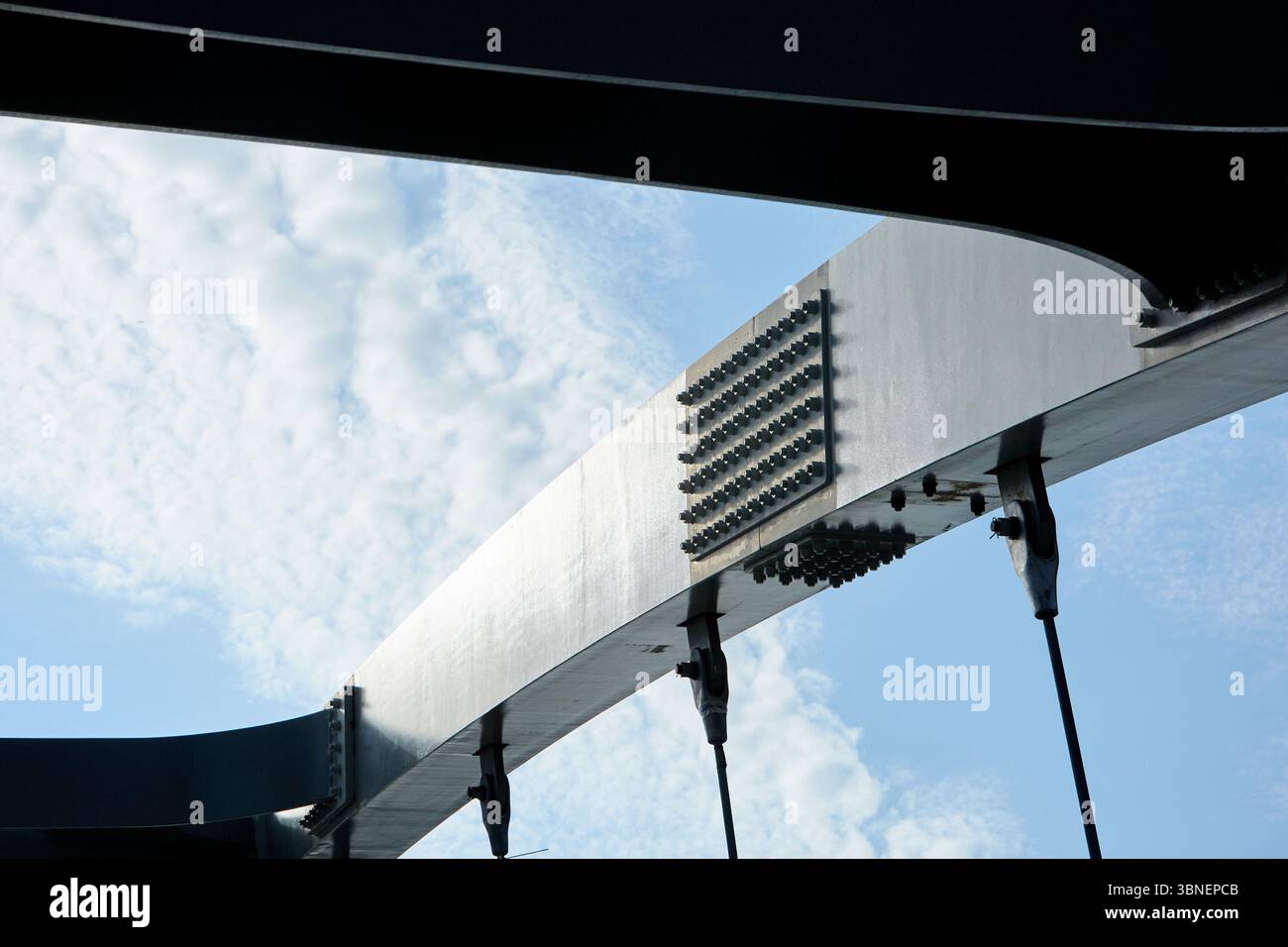 Gekrümmte Spanne einer Hängebrücke Stockfoto