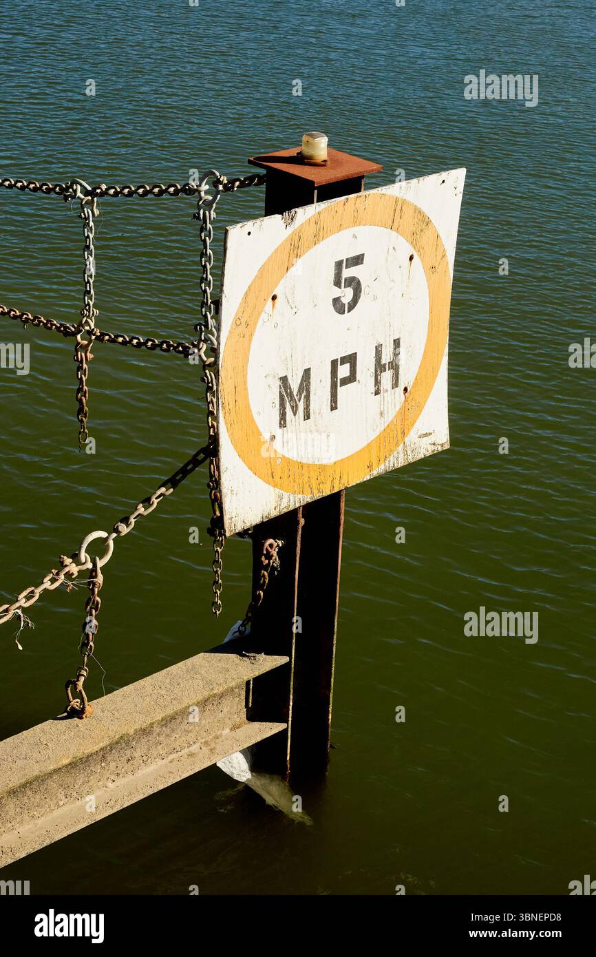 Schild mit Geschwindigkeitsbegrenzung (5 MPH) auf Metallpfosten im Wasser Stockfoto