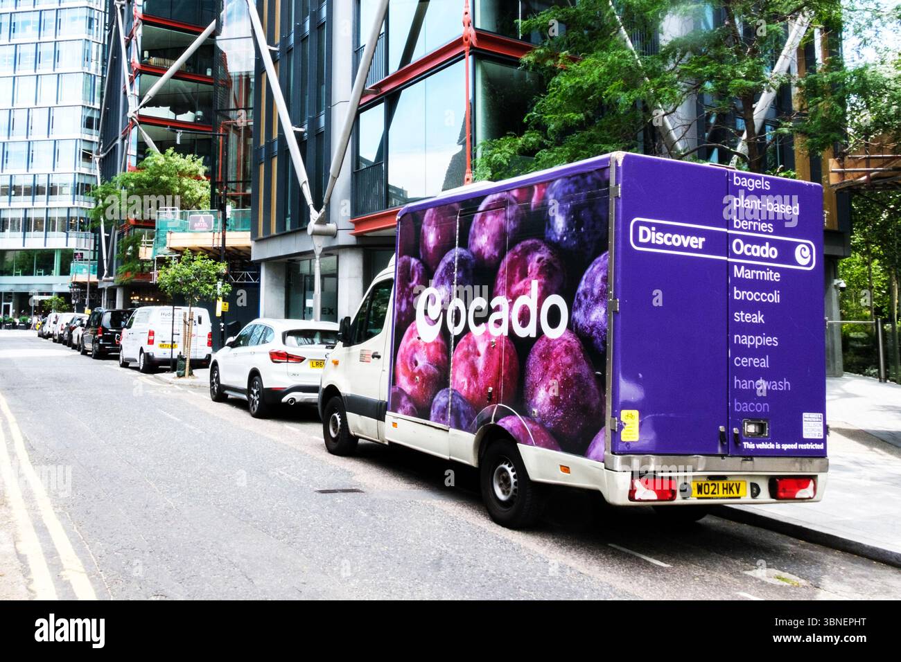 London UK, 1. Juli 2025, Ocado Food Home Delivery Van liefert Lebensmittel Stockfoto