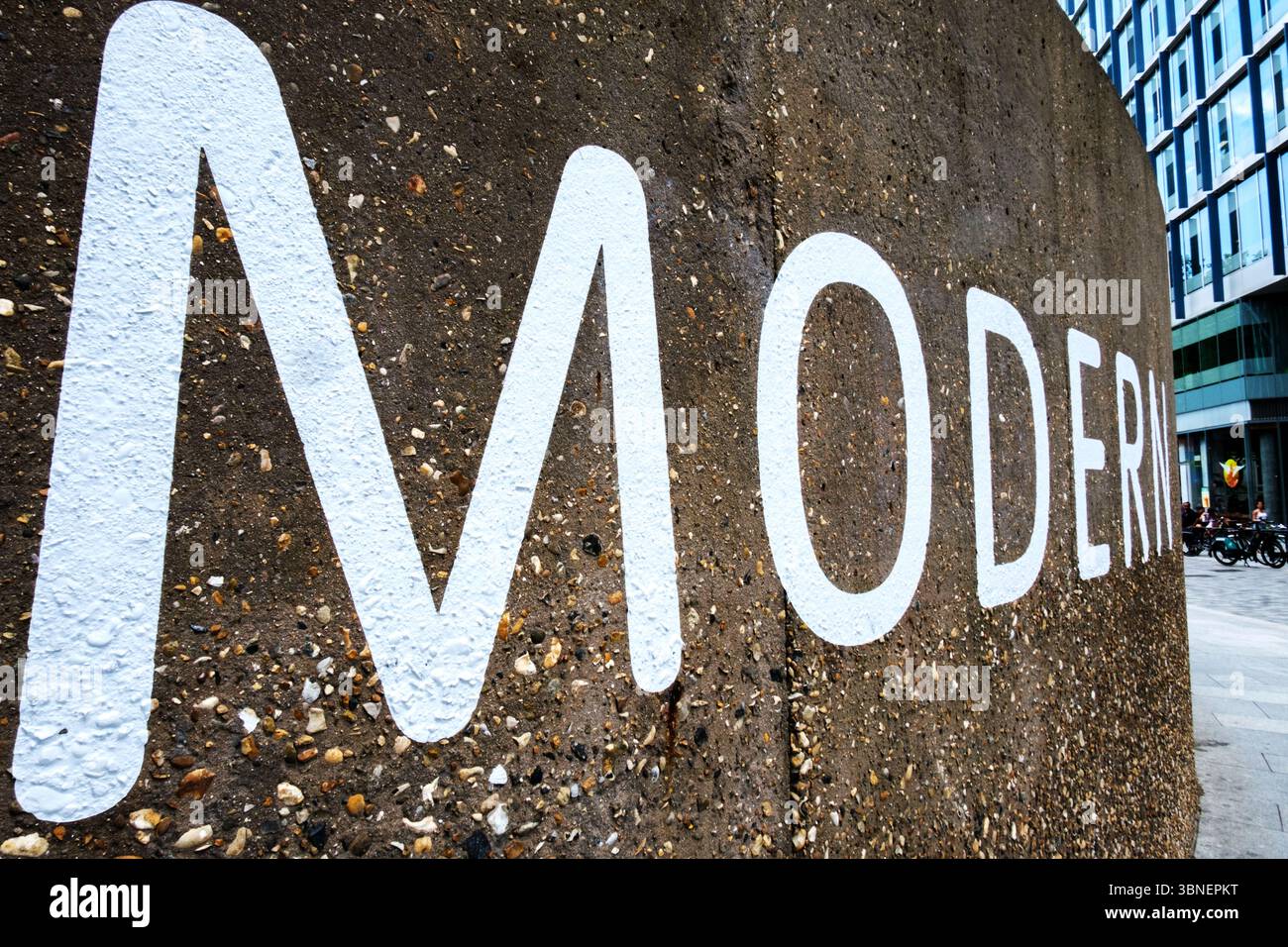 London UK, 1. Juli 2025, The Word Modern Wall Paint außerhalb der Tate Modern Art Gallery Southwalk London UK Stockfoto