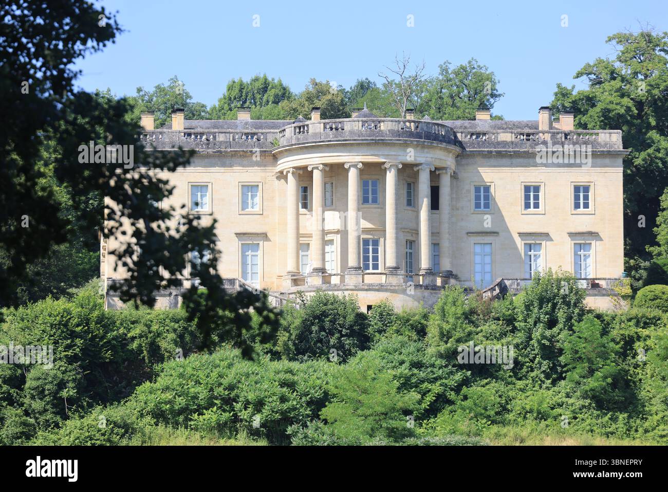Rastignac Castle im Département Dordogne im Südwesten Frankreichs ist ein architektonischer Cousin des Weißen Hauses. Das Schloss im palladianischen Stil ist einzigartig Stockfoto