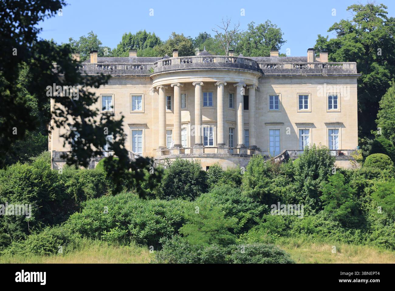 Rastignac Castle im Département Dordogne im Südwesten Frankreichs ist ein architektonischer Cousin des Weißen Hauses. Das Schloss im palladianischen Stil ist einzigartig Stockfoto