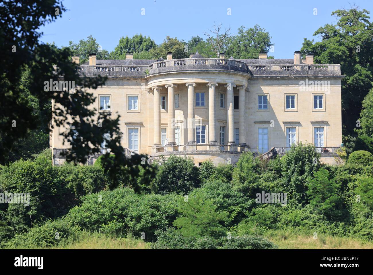 Rastignac Castle im Département Dordogne im Südwesten Frankreichs ist ein architektonischer Cousin des Weißen Hauses. Das Schloss im palladianischen Stil ist einzigartig Stockfoto