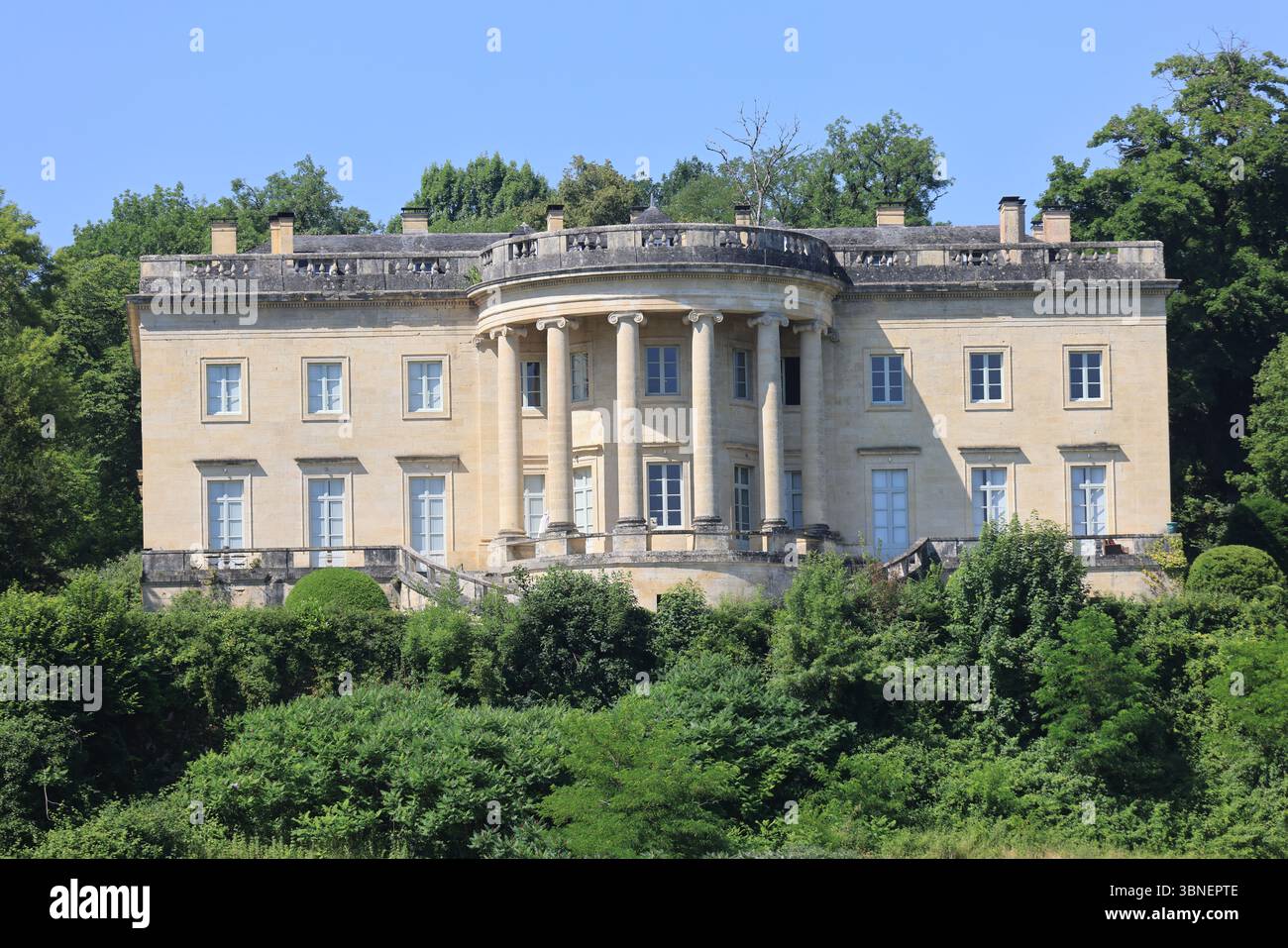 Rastignac Castle im Département Dordogne im Südwesten Frankreichs ist ein architektonischer Cousin des Weißen Hauses. Das Schloss im palladianischen Stil ist einzigartig Stockfoto