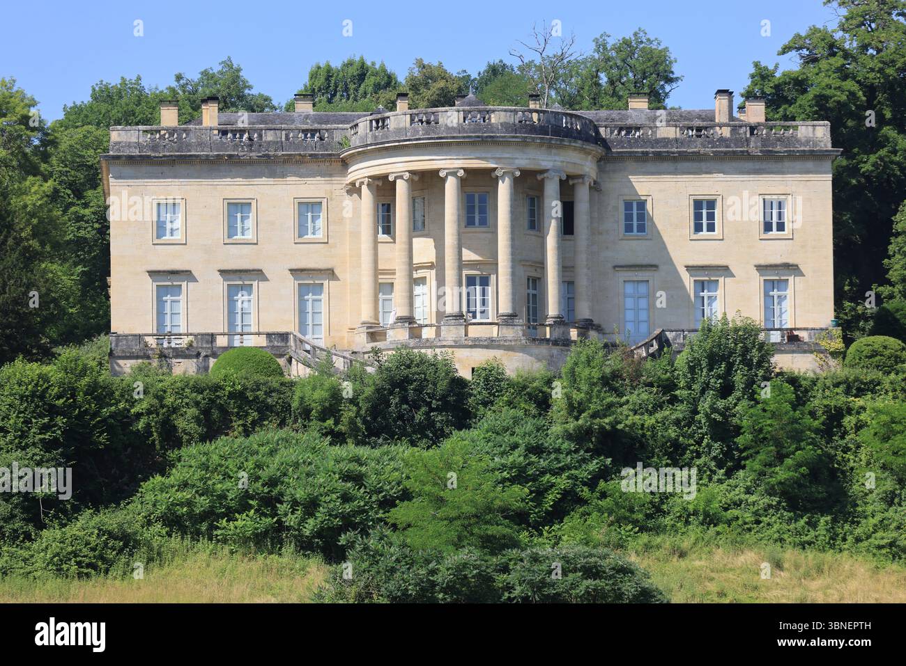 Rastignac Castle im Département Dordogne im Südwesten Frankreichs ist ein architektonischer Cousin des Weißen Hauses. Das Schloss im palladianischen Stil ist einzigartig Stockfoto
