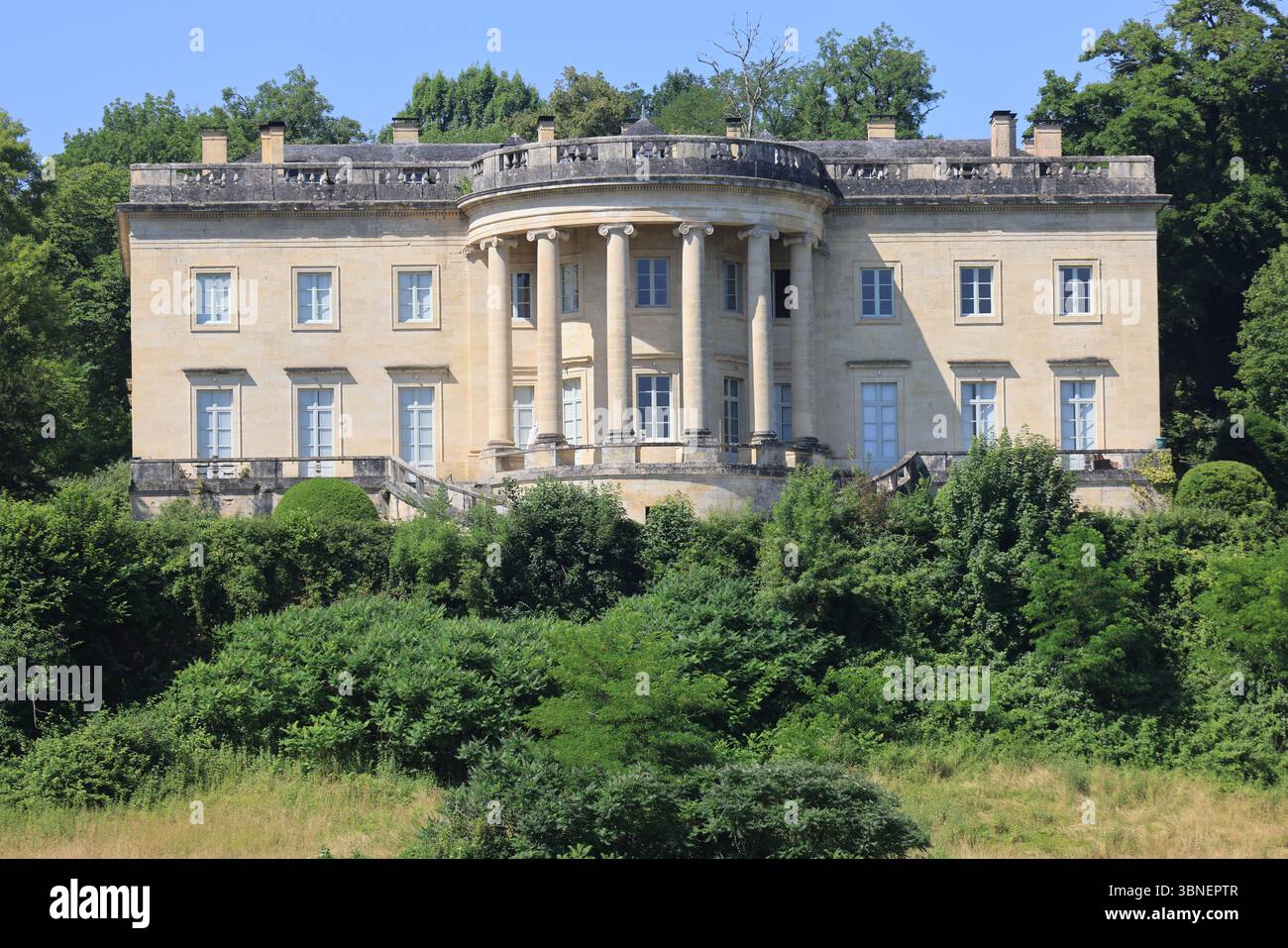 Rastignac Castle im Département Dordogne im Südwesten Frankreichs ist ein architektonischer Cousin des Weißen Hauses. Das Schloss im palladianischen Stil ist einzigartig Stockfoto