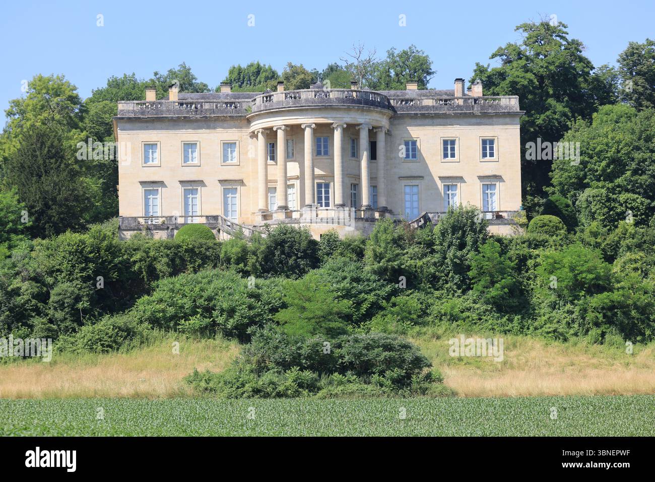 Rastignac Castle im Département Dordogne im Südwesten Frankreichs ist ein architektonischer Cousin des Weißen Hauses. Das Schloss im palladianischen Stil ist einzigartig Stockfoto