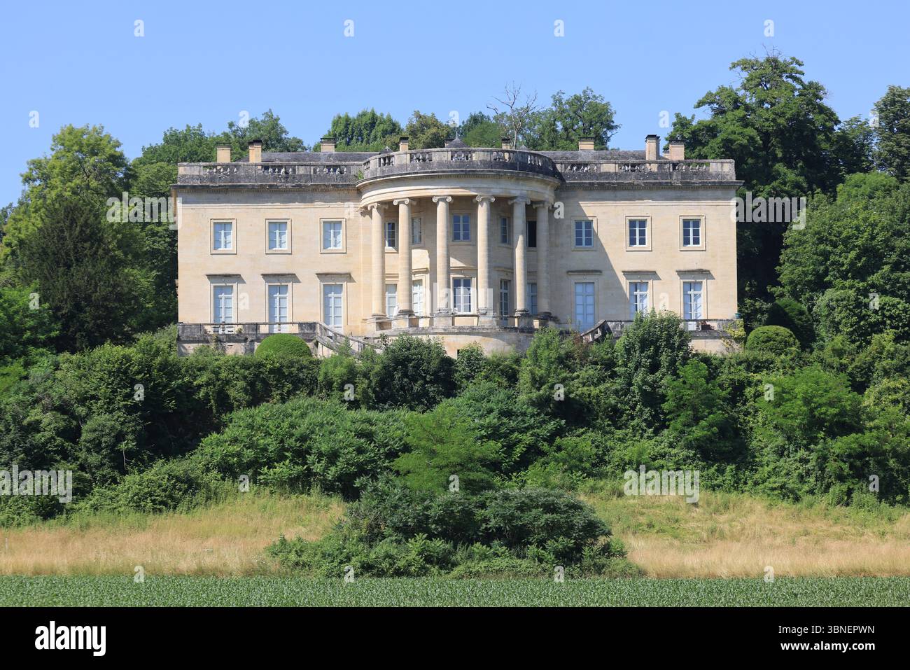 Rastignac Castle im Département Dordogne im Südwesten Frankreichs ist ein architektonischer Cousin des Weißen Hauses. Das Schloss im palladianischen Stil ist einzigartig Stockfoto