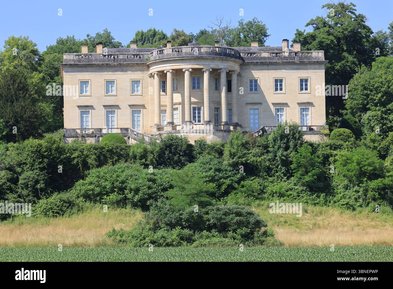Rastignac Castle im Département Dordogne im Südwesten Frankreichs ist ein architektonischer Cousin des Weißen Hauses. Das Schloss im palladianischen Stil ist einzigartig Stockfoto