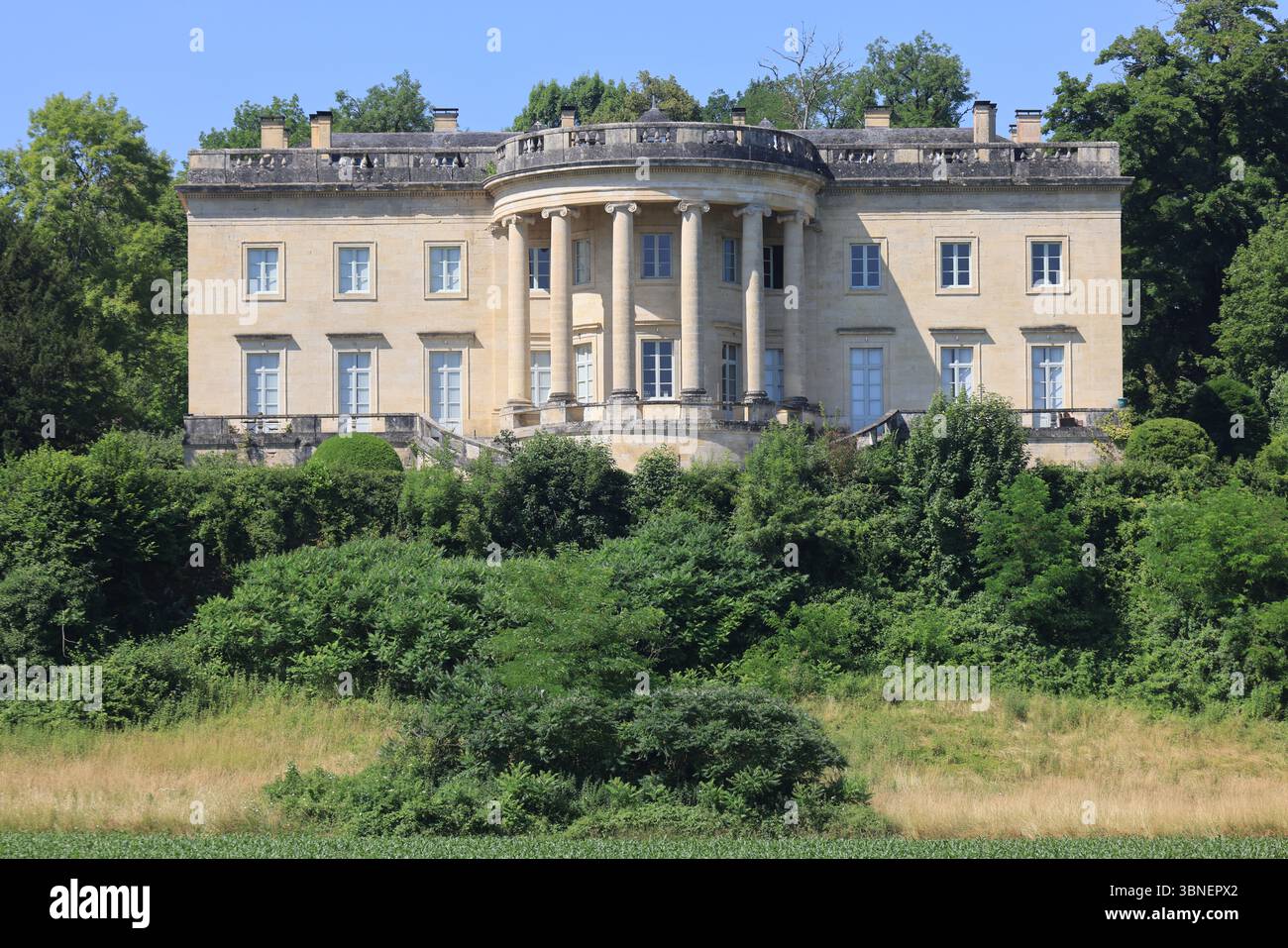 Rastignac Castle im Département Dordogne im Südwesten Frankreichs ist ein architektonischer Cousin des Weißen Hauses. Das Schloss im palladianischen Stil ist einzigartig Stockfoto