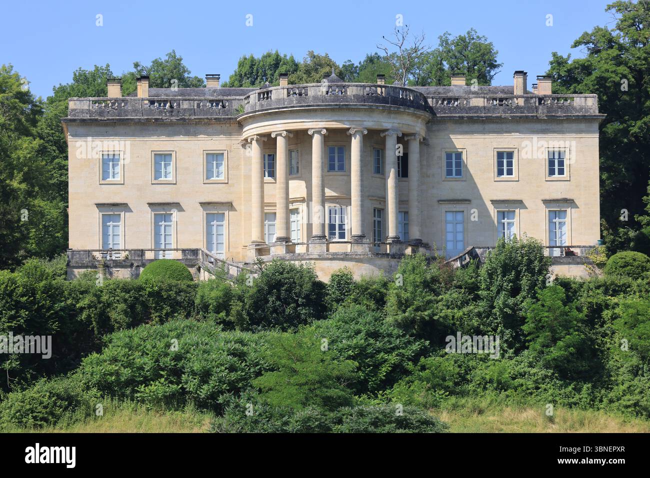 Rastignac Castle im Département Dordogne im Südwesten Frankreichs ist ein architektonischer Cousin des Weißen Hauses. Das Schloss im palladianischen Stil ist einzigartig Stockfoto