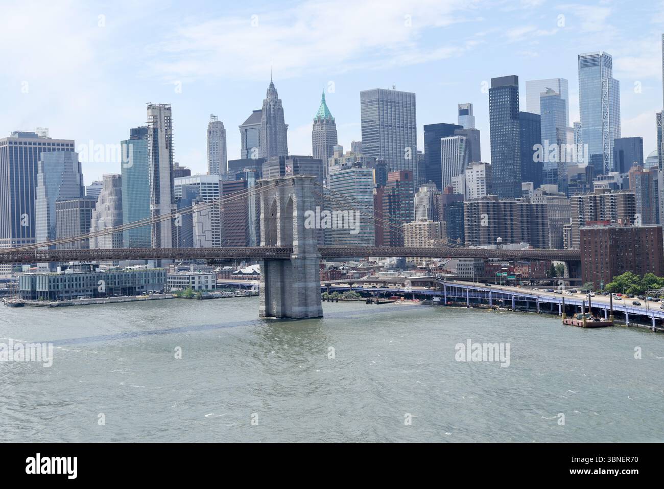 Blick auf die Manhattan Bridge auf die Brooklyn Bridge und den East River, New York City Stockfoto