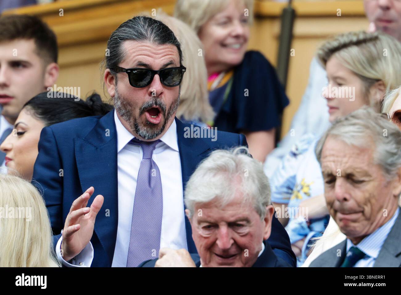 London, Großbritannien. Juli 2025. Tennis: Grand Slam/WTA Tour - Wimbledon, Damen Singles, 2. Runde. Sabalenka (Weißrussland) - Bouzkova (Tschechische Republik). Dave Grohl (l), Frontmann der Rockband Foo Fighters, gestikuliert in der Royal Box. Frank Molter/dpa/Alamy Live News Stockfoto