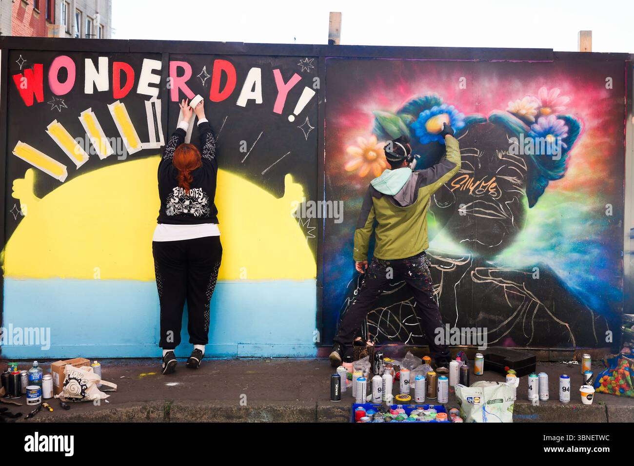 Besuchen Sie das North Grass Routes Street Art Festival in Belfast, Nordirland Künstler aus der ganzen Welt treffen sich, um Kunst an den Stadtmauern zu schaffen. Stockfoto
