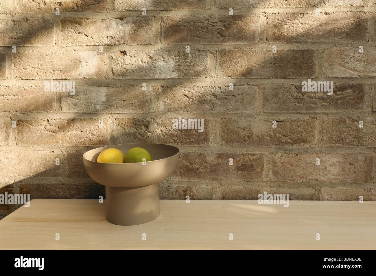 Elegantes mediterranes Stillleben im Sommer. Frische Zitronenfrüchte in moderner beiger Schüssel auf Holztisch. Natürliches Sonnenlicht. Strukturierte Ziegelwand Stockfoto