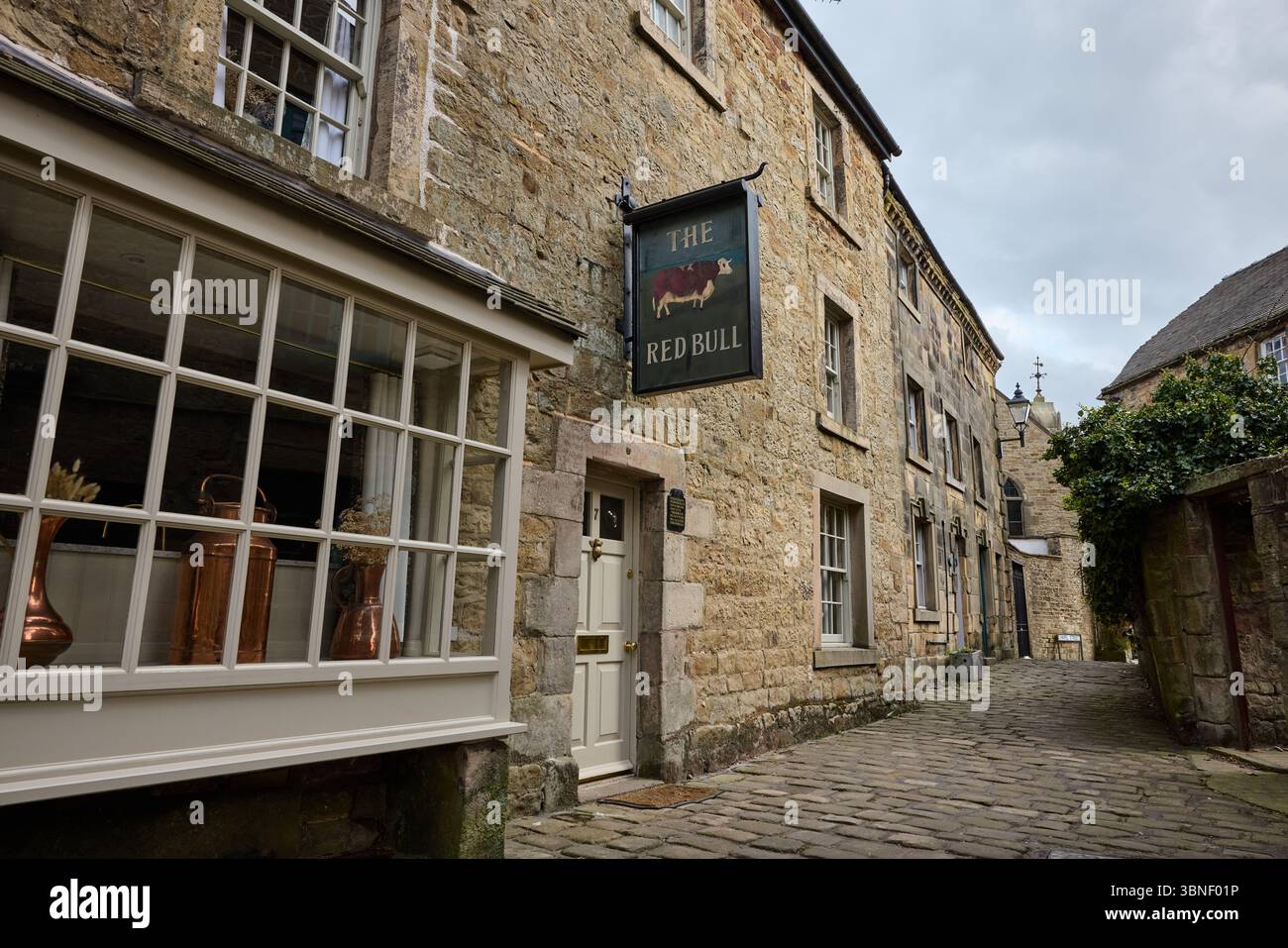 Das Red Bull Inn, Longnor, Derbyshire. Als Drehort für 1995 Prode & Previdence als Inn at Langton genutzt. Stockfoto