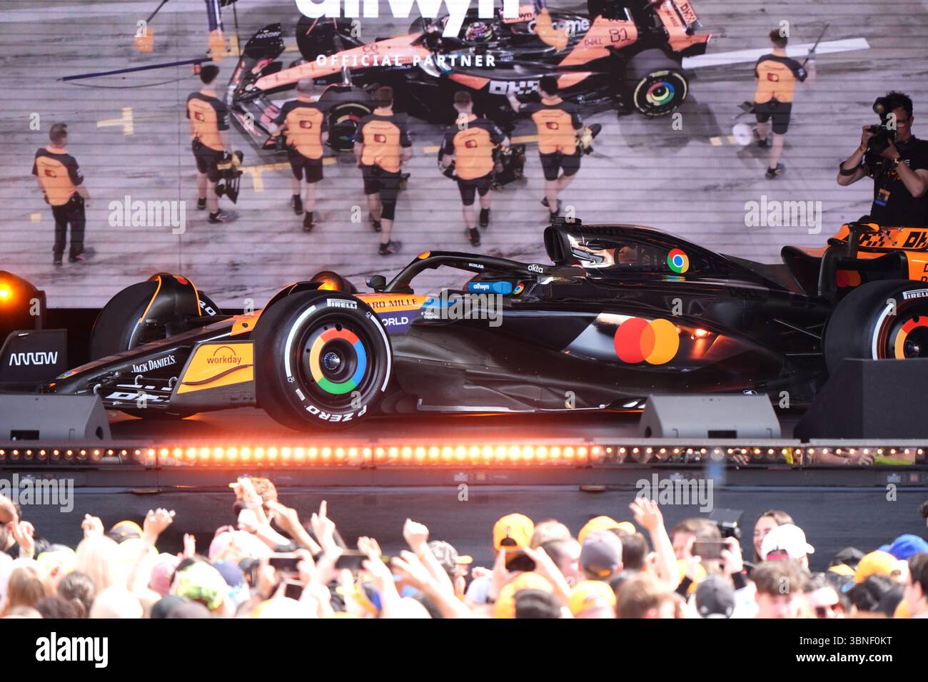 Die neue Lackierung wird während einer McLaren Racing-Veranstaltung am Trafalgar Square, London, vorgestellt. Das McLaren Formel-1-Team und der offizielle Primary Partner Google Chrome haben heute eine spezielle Lackierung vorgestellt, die beim Großen Preis von Großbritannien 2025 mit beiden Rennwagen des McLaren Formel-1-Teams laufen soll. Bilddatum: Mittwoch, 2. Juli 2025. Stockfoto