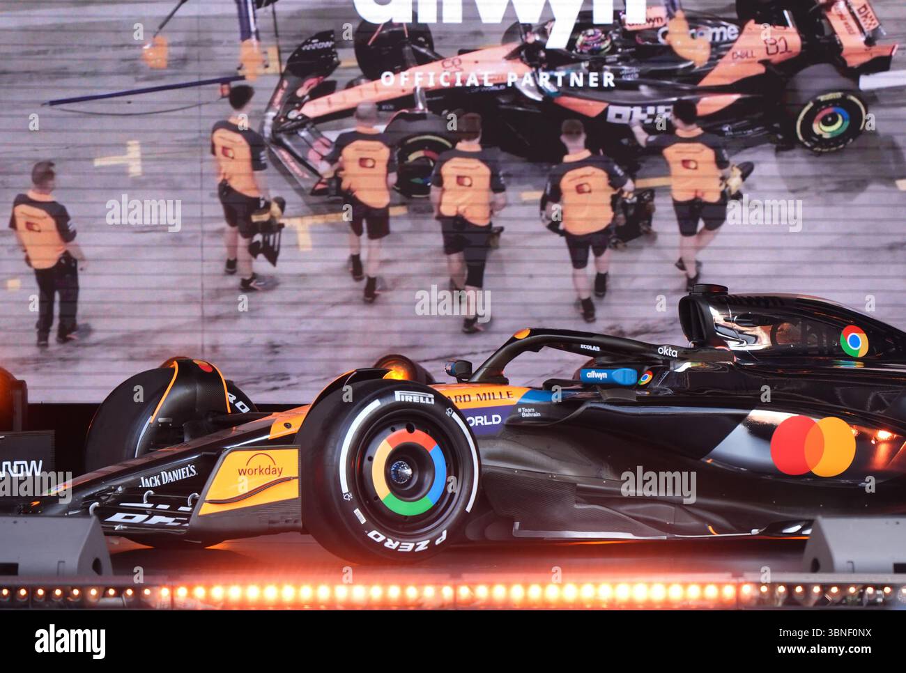 Die neue Lackierung wird während einer McLaren Racing-Veranstaltung am Trafalgar Square, London, vorgestellt. Das McLaren Formel-1-Team und der offizielle Primary Partner Google Chrome haben heute eine spezielle Lackierung vorgestellt, die beim Großen Preis von Großbritannien 2025 mit beiden Rennwagen des McLaren Formel-1-Teams laufen soll. Bilddatum: Mittwoch, 2. Juli 2025. Stockfoto