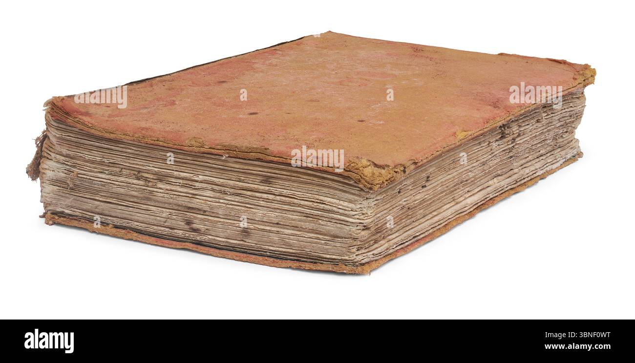 Nahaufnahme des alten zerrissenen Buches isolierter weißer Hintergrund, verfärbtes und ruiniertes Buch mit ausgefransten Kanten Seitenansicht Stockfoto