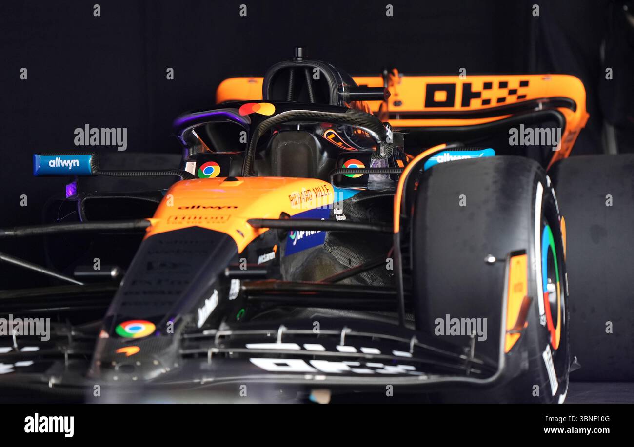 Die neue Lackierung wird während einer McLaren Racing-Veranstaltung am Trafalgar Square, London, vorgestellt. Das McLaren Formel-1-Team und der offizielle Primary Partner Google Chrome haben heute eine spezielle Lackierung vorgestellt, die beim Großen Preis von Großbritannien 2025 mit beiden Rennwagen des McLaren Formel-1-Teams laufen soll. Bilddatum: Mittwoch, 2. Juli 2025. Stockfoto