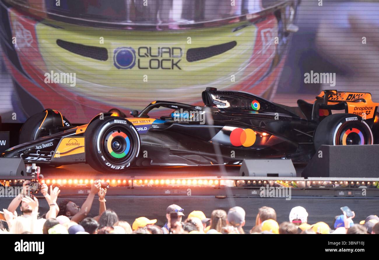 Die neue Lackierung wird während einer McLaren Racing-Veranstaltung am Trafalgar Square, London, vorgestellt. Das McLaren Formel-1-Team und der offizielle Primary Partner Google Chrome haben heute eine spezielle Lackierung vorgestellt, die beim Großen Preis von Großbritannien 2025 mit beiden Rennwagen des McLaren Formel-1-Teams laufen soll. Bilddatum: Mittwoch, 2. Juli 2025. Stockfoto