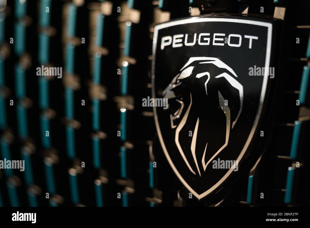 Izmir, Türkei - 14. Mai 2025: Nahaufnahme des Peugeot-Logos auf dem Kühlergrill eines 2024 Peugeot 2008 GT Stockfoto