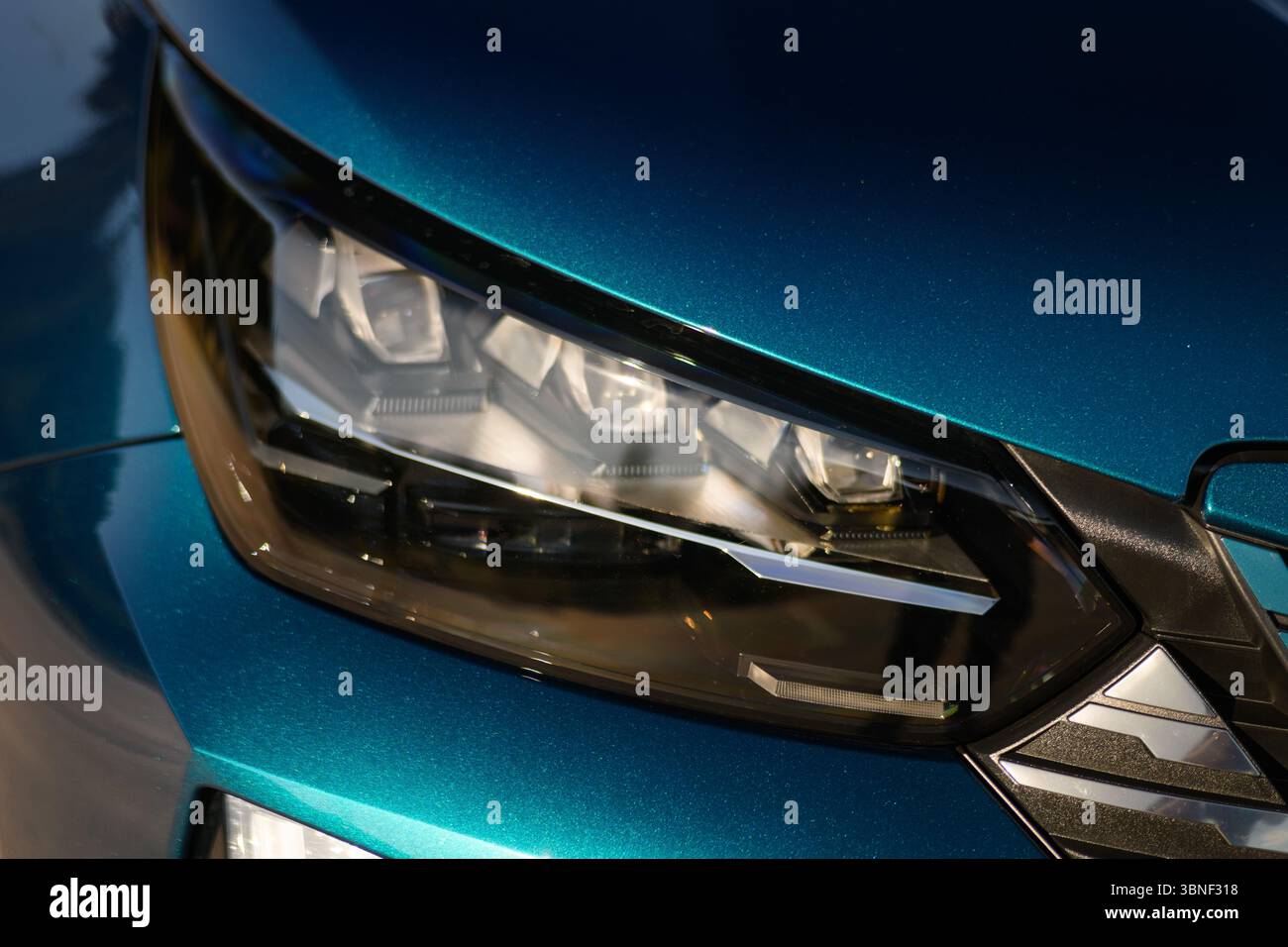 Izmir, Türkei - 14. Mai 2025: Nahaufnahme des Scheinwerfers an einem Peugeot 2008 GT 2024 Stockfoto