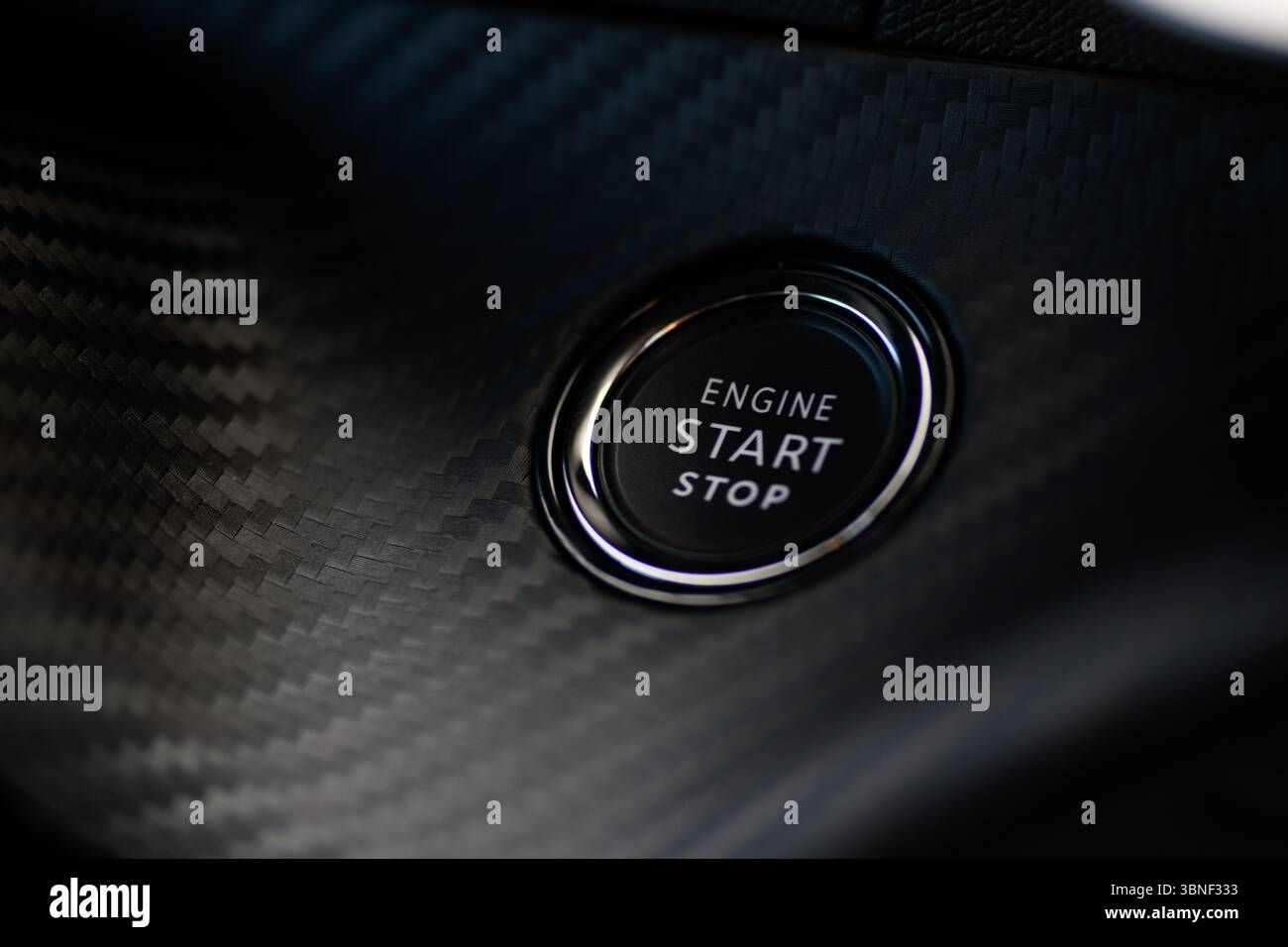 Izmir, Türkei - 14. Mai 2025: Nahaufnahme der Start-Stopp-Taste auf dem Armaturenbrett eines Peugeot 2008 GT 2024 Stockfoto