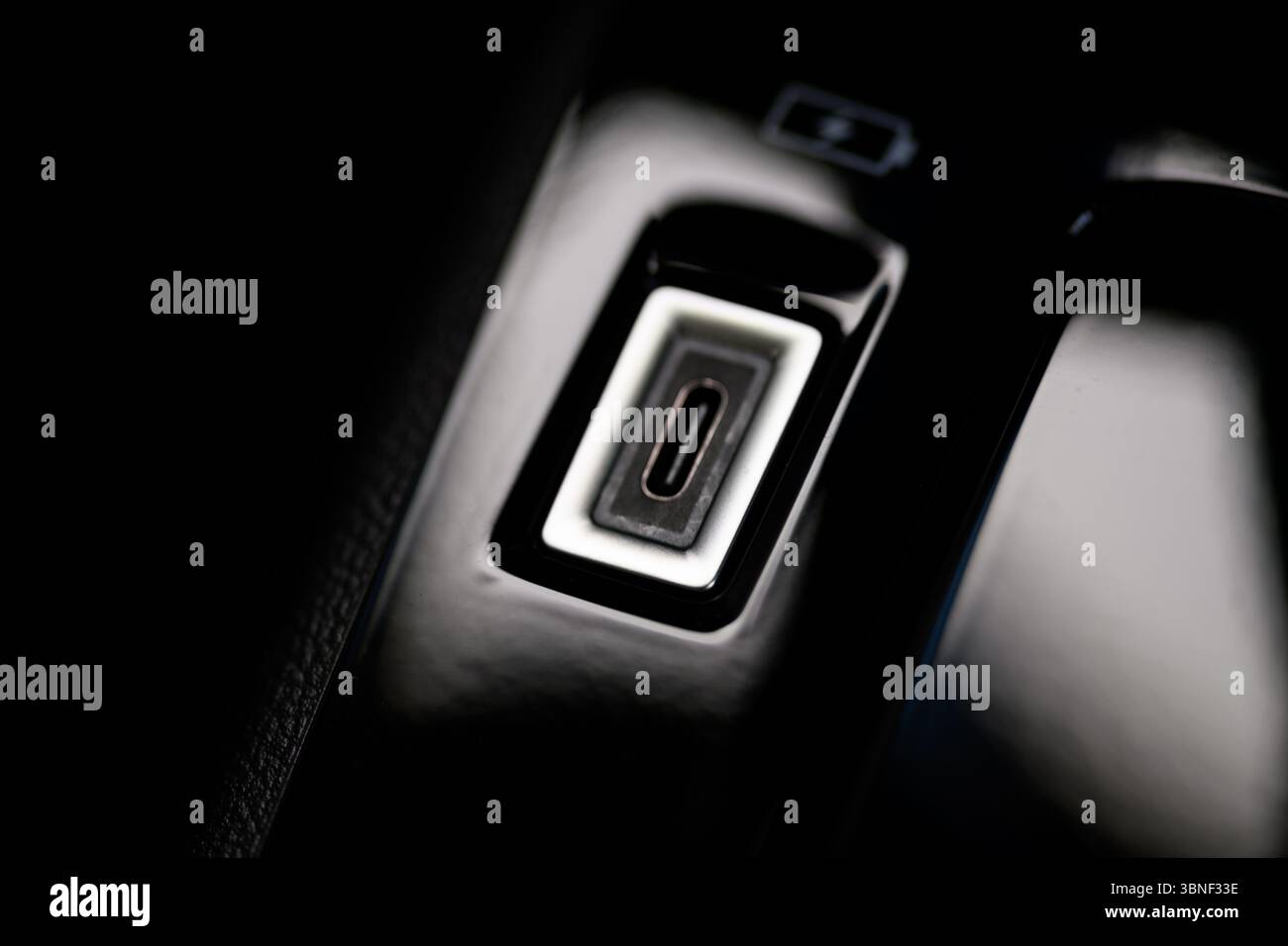 Izmir, Türkei - 14. Mai 2025: Nahaufnahme des USB-C-Anschlusses auf dem Armaturenbrett eines 2024 Peugeot 2008 GT Stockfoto