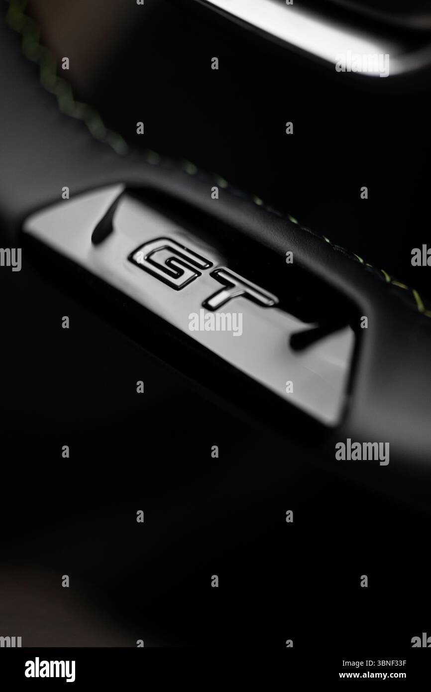 Izmir, Türkei - 14. Mai 2025: Nahaufnahme des GT-Logos am Lenkrad eines 2024 Peugeot 2008 GT Stockfoto