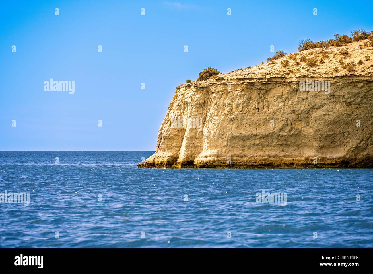 Ein Foto eines Schutzgebietes, das zum Meer hinausragt Stockfoto