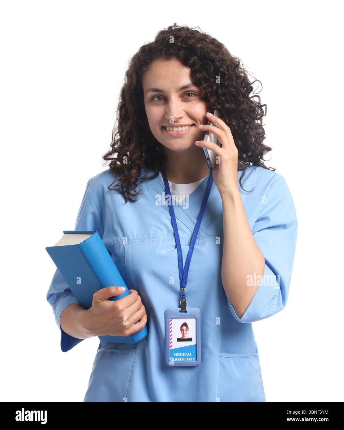 Medizinstudent mit telefonischem Buch vor weißem Hintergrund Stockfoto