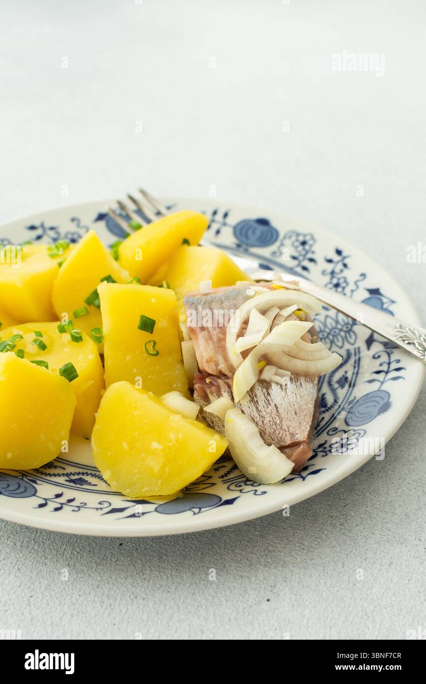 Leckeres herzhaftes Fischessen, gekochte Kartoffeln mit eingelegtem Hering Stockfoto