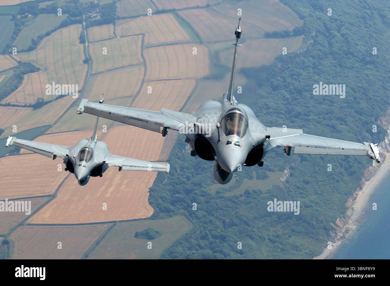 Das französische Navy-Paar Rafale M-Kämpfer, Reg. 19 und 34, führt eine enge Formation über Yeovilton durch. Beide Delta-Wing-Jets sind mit zwei M88‑2-Turboventilatoren, Tanksonden, RBE2‑AESA-Radar und IRST-Sensor ausgestattet. Stockfoto
