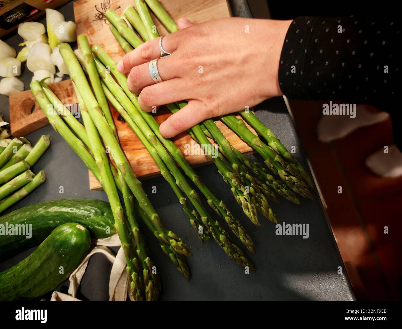 Frisch geernteter grüner Spargel auf dem Markt, Gemüse und gesunde Ernährung frisch geernteter Spargel auf dem Markt Stockfoto