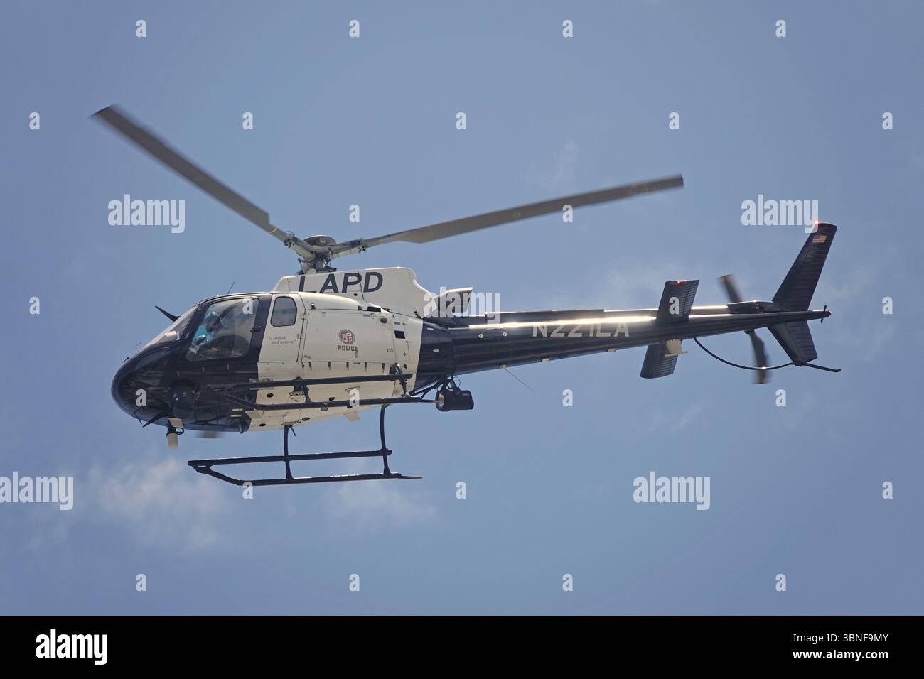 Los Angeles, Kalifornien, USA - 14. Juni 2025: Hubschrauber N221LA von der Flugsicherungsabteilung des Los Angeles Police Department wird gezeigt. Stockfoto