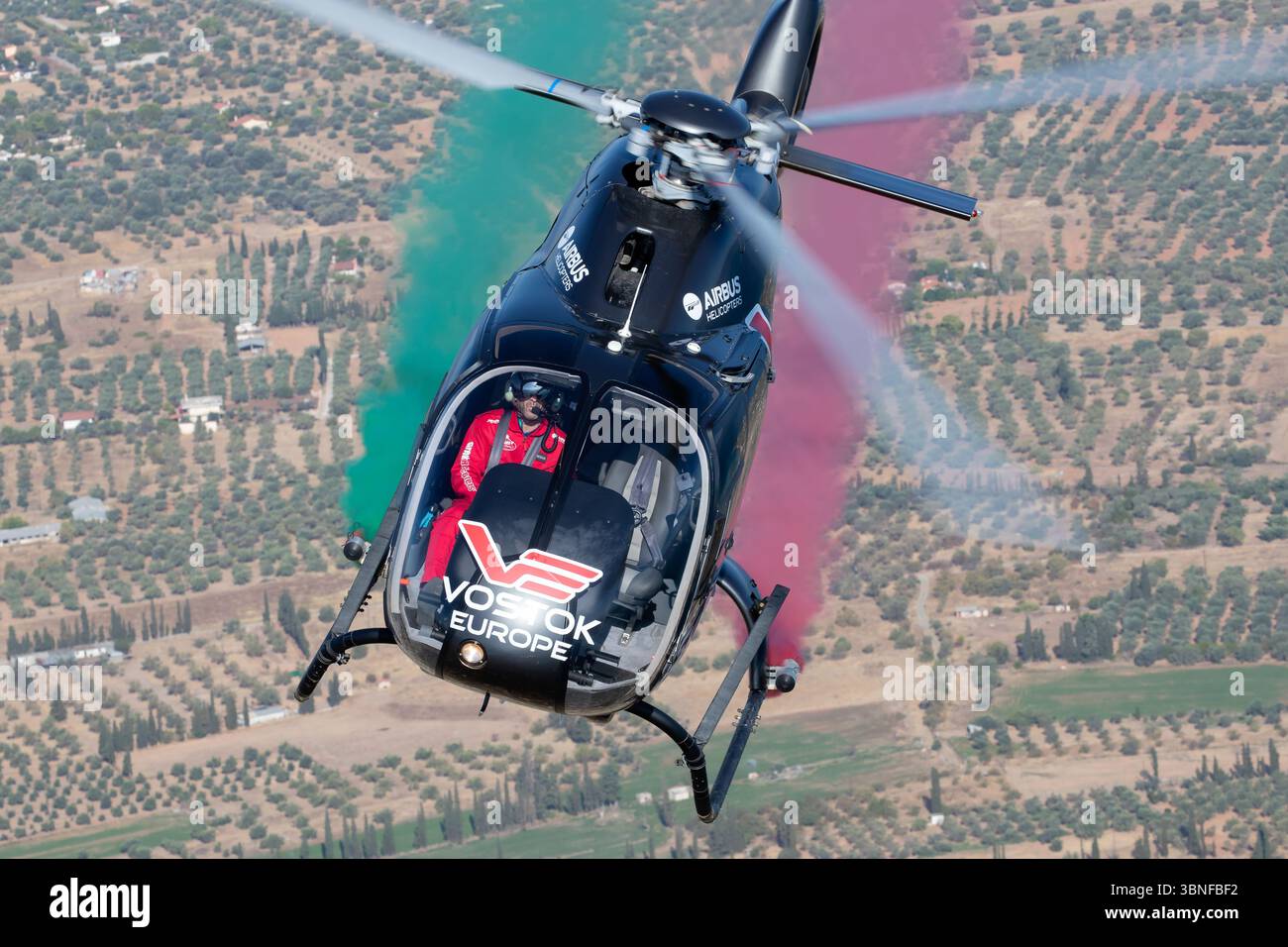 Der Eurocopter EC 120B Colibri, registriert G-WZRD, ist ein leichter Hubschrauber, der für eine Vielzahl von Zwecken eingesetzt wird, darunter Luftvermessung, Lichttransport und Fotografie in Griechenland. Dieser Hubschrauber wird von einem Turbomeca Arrius 2F-Motor angetrieben und bietet zuverlässige Leistung für gewerbliche und private Anwendungen. Stockfoto