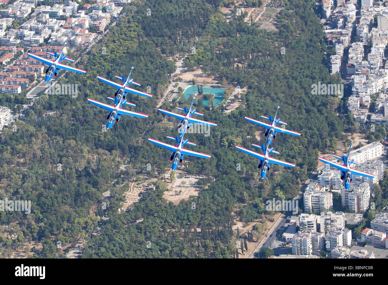 Die Patrouille de France (PAF) demonstriert ihre legendären Kunstflugmanöver in Dassault Dornier Alpha Jets und demonstriert ihr Können mit Präzisionsfliegen und lebhaften Rauchpfaden während des Formationsfluges über Griechenland. Die PAF, ein Teil der französischen Luftwaffe, nutzt den Alpha Jet sowohl für Fortgeschrittene als auch für Flugshows. Stockfoto