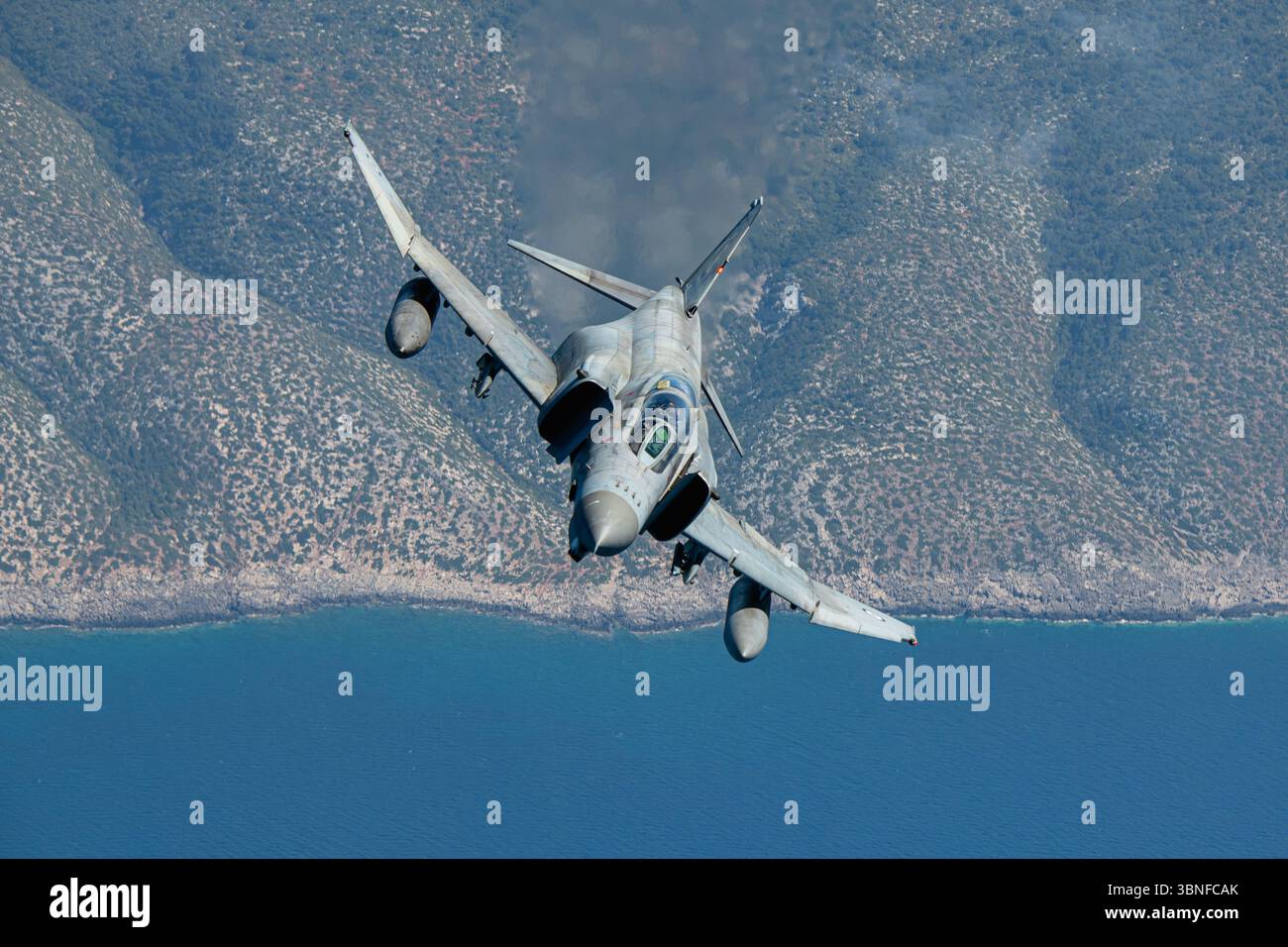 Die McDonnell Douglas F-4E AUP Phantom II der griechischen Hellenic Air Force ist ein Mehrzweckflugzeug, das mit fortschrittlichen Avionik- und Waffensystemen ausgestattet ist. Dieses Flugzeug ist in der Lage, Luftüberlegenheitsmissionen, taktische Bombardierungen und Aufklärungsoperationen durchzuführen, was es zu einem wichtigen Teil der griechischen Luftwaffe macht. Stockfoto