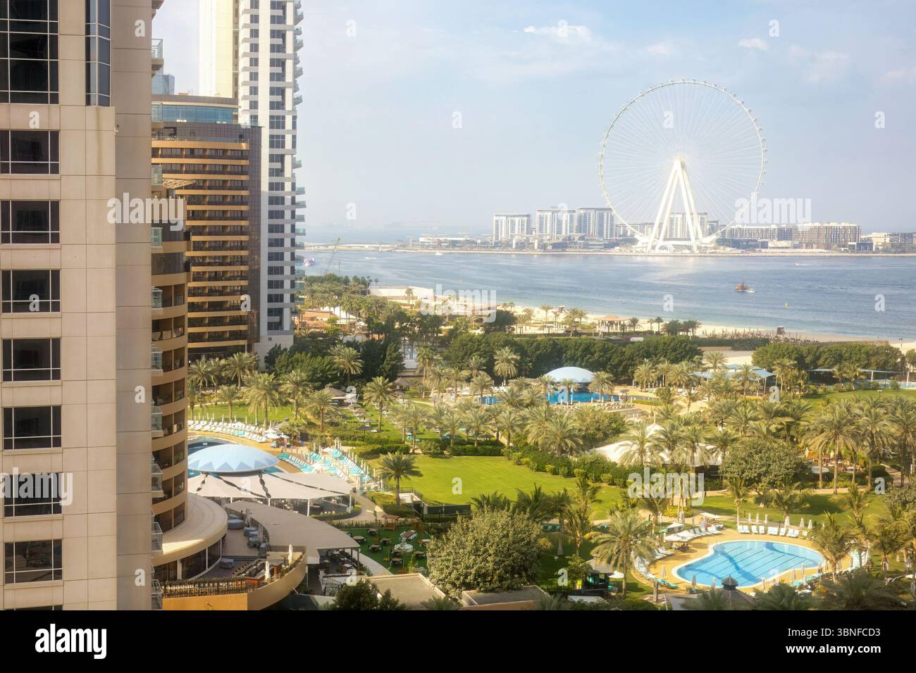 Dubai, Vereinigte Arabische Emirate - 13. März 2025: Atemberaubende Dubai Marina Landschaft mit lebendigen Gärten, moderner Architektur und dem berühmten Ain Dubai Stockfoto