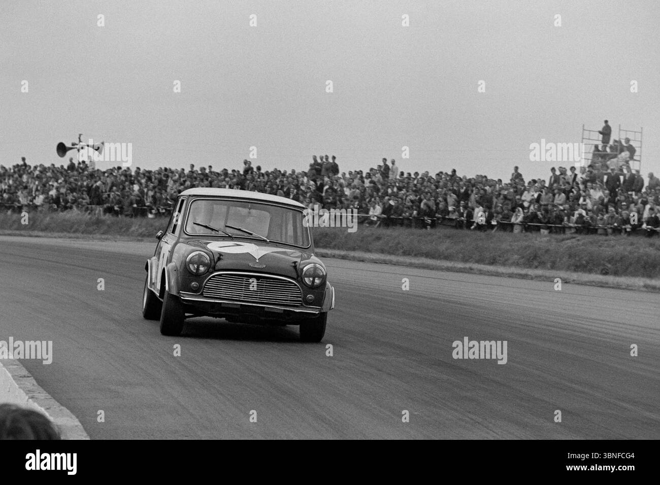 Barrie Williams beim XXII RAC British Grand Prix Meeting 1969 in Silverstone. British Saloon Car Championship Silverstone Wipac Trophy GP Support Race Stockfoto