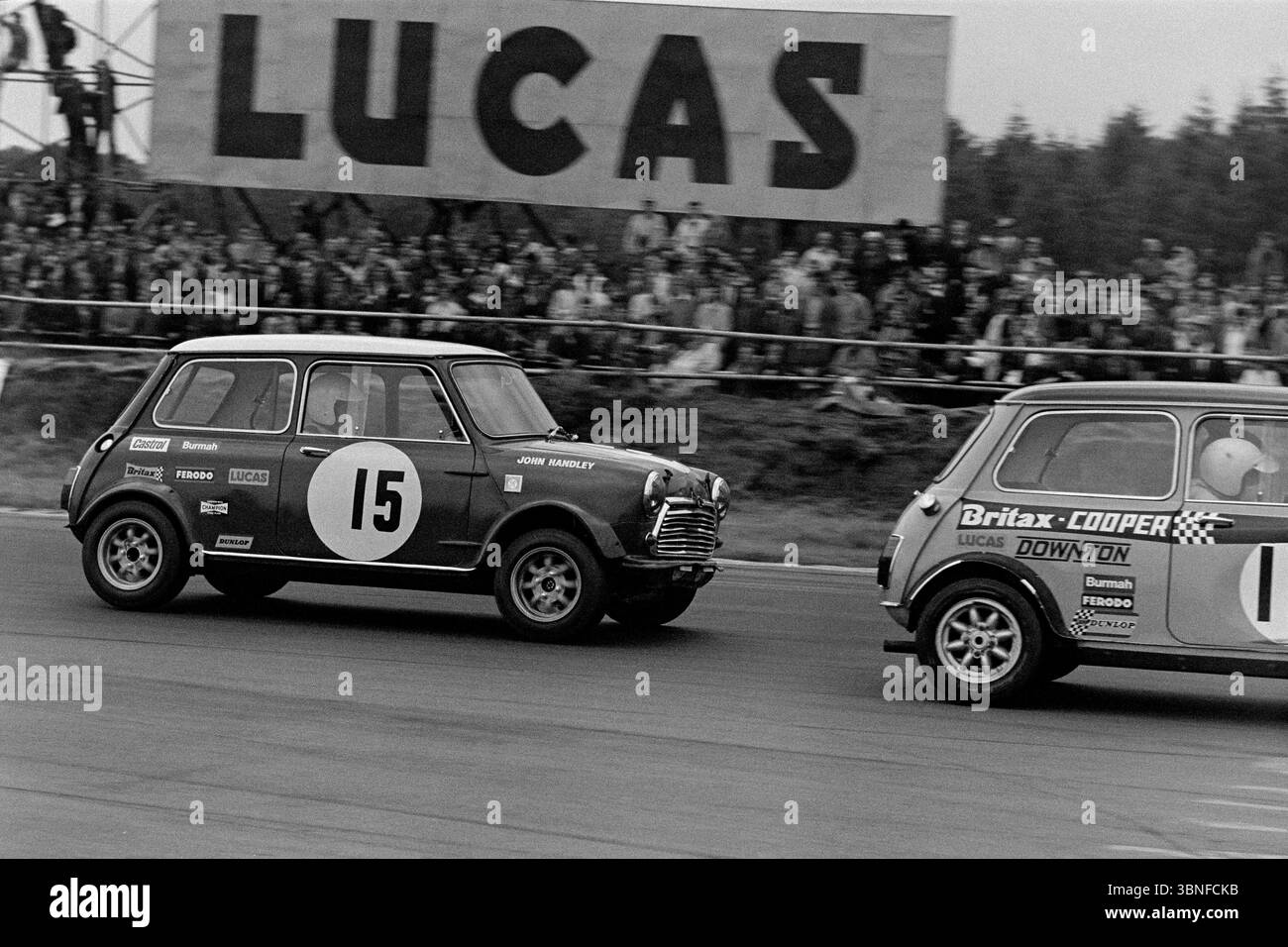 John Handley beim XXII RAC British Grand Prix Meeting 1969 in Silverstone. British Saloon Car Championship Silverstone Wipac Trophy GP Support Race Stockfoto