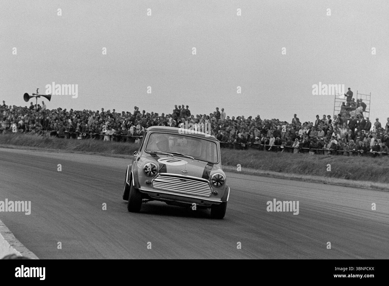 Gordon Spice beim XXII RAC British Grand Prix Meeting 1969 in Silverstone. British Saloon Car Championship Silverstone Wipac Trophy GP Support Race Stockfoto