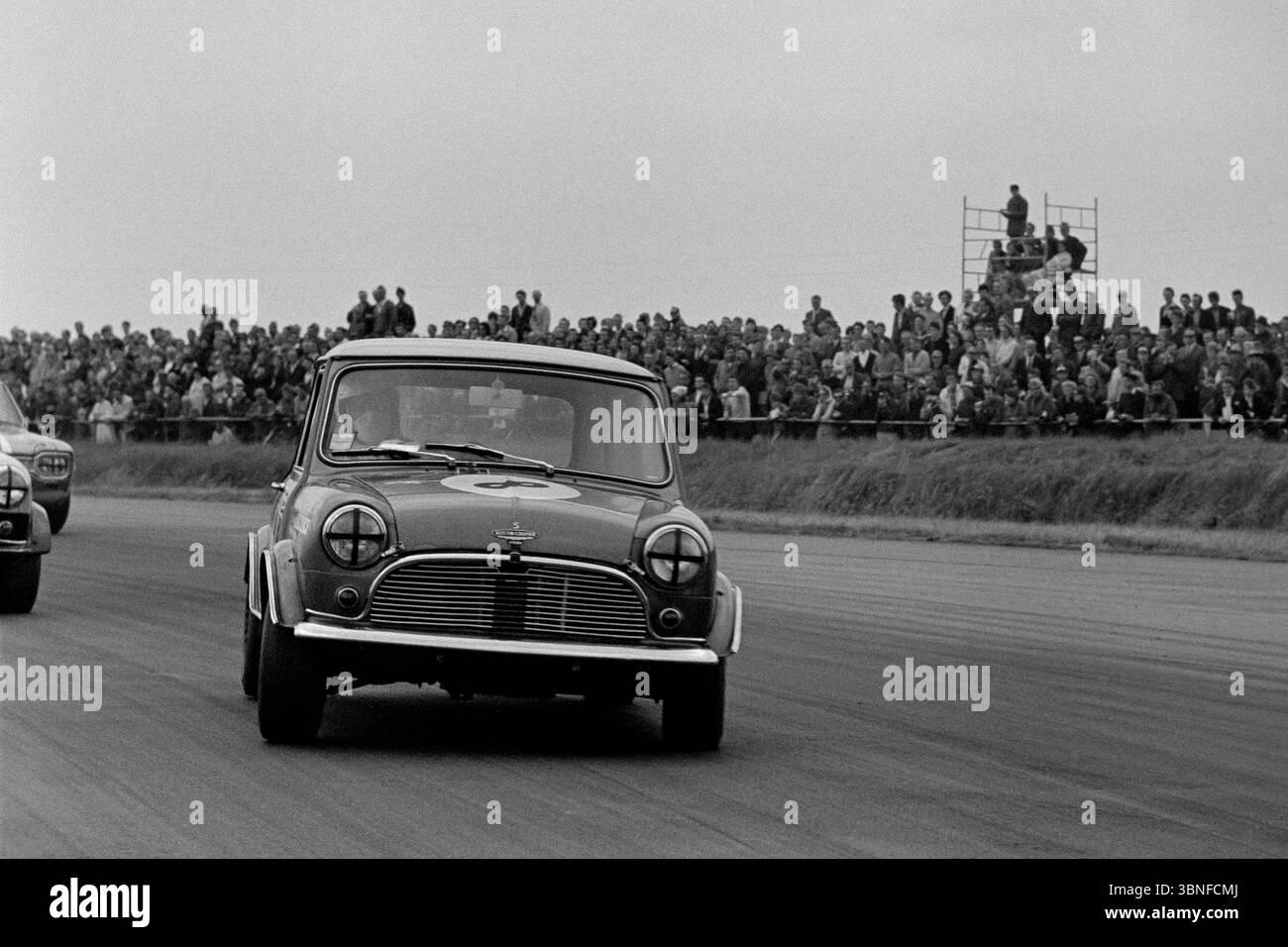 Alec Poole beim XXII RAC British Grand Prix Meeting 1969 in Silverstone. British Saloon Car Championship Silverstone Wipac Trophy GP Support Race Stockfoto